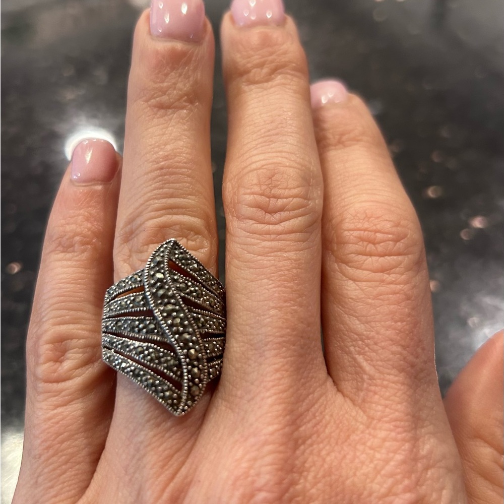Stunning 14k white gold and black stones ring new size 7
